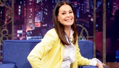 Carolina Ferraz em entrevista a Danilo Gentili no The Noite.
(Foto: Gabriel Cardoso/SBT)