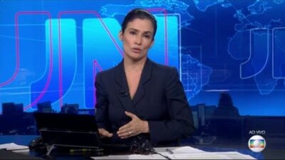 Renata Vasconcellos na transmissão da votação contra Temer
(Foto: Reprodução/Globo)