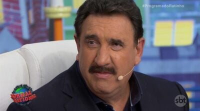 Ratinho no comando de seu programa no SBT
(Foto: Reprodução/SBT)