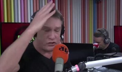 Emílio na rádio. Foto - divulgação.