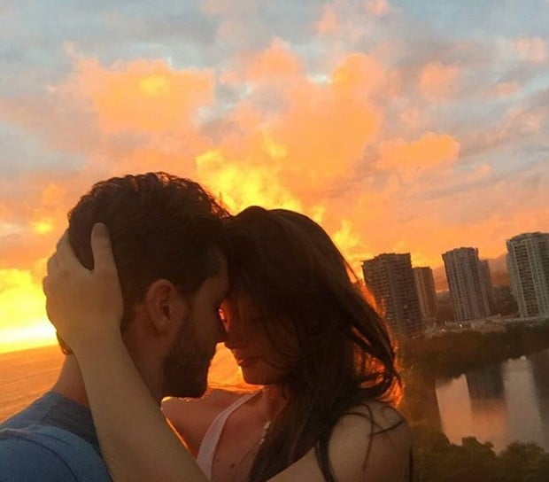 Klebber Toledo e Camila Queiroz em foto romântica postada nas redes sociais (Foto: Reprodução/Instagram)