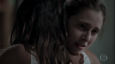 Ivana (Carol Duarte) abraça Ritinha (Isis Valverde) em cena de 