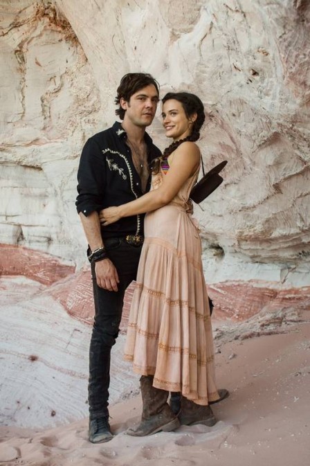 Gael (Sergio Guizé) e Clara (Bianca Bin) em "O Outro Lado do Paraíso". (Foto: Raquel Cunha/Rede Globo/Divulgação)