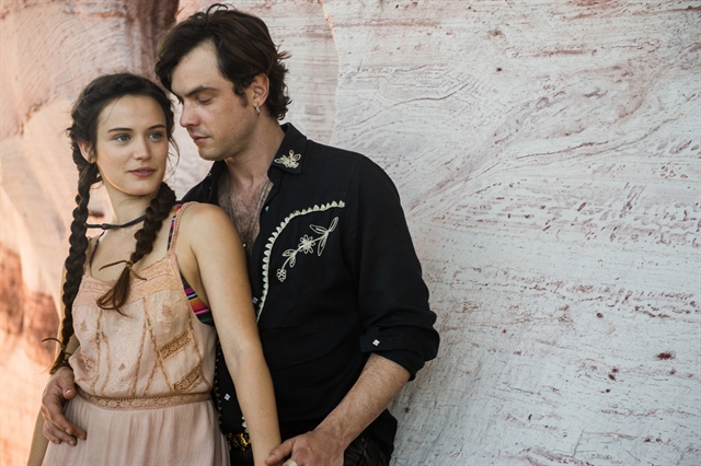 Clara (Bianca Bin) e Gael (Sergio Guizé) em 'Outro Lado do Paraíso' (Foto: Globo/Raquel Cunha)