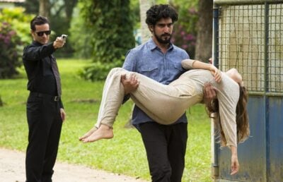 Renato (Renato Góes) e Alice (Sophie Charlotte) ficam na mira de Vitor (Daniel de Oliveira) em 'Os Dias Eram Assim'
(Foto: Globo/Cesar Alves)