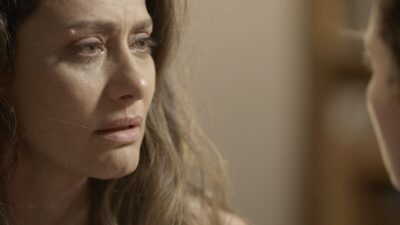 Joyce quer ajudar a filha, mas não consegue aceitar que ela é homem trans (Foto: TV Globo)