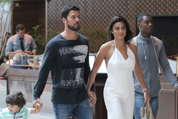 Juliana Paes com seu marido e os filhos