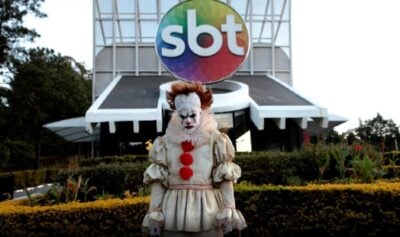 Palhaço na frente da sede do SBT. (Foto: Divulgação/SBT)