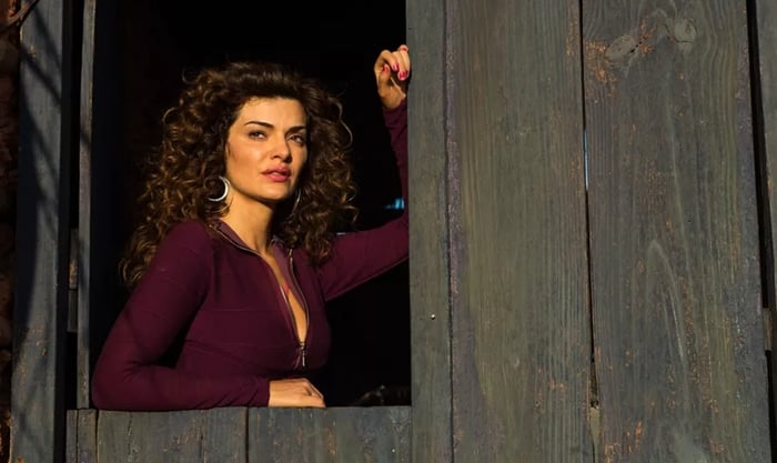 Mayana Neiva caracterizada para "O Outro Lado do Paraíso". (Foto: Raquel Cunha/TV Globo)