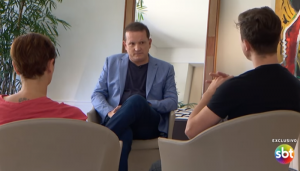 Roberto Cabrini entrevista filhos de Marcelo Rezende no "Conexão Repórter" (Foto: Reprodução/SBT)