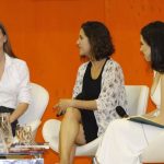 Marinha junto com as escritoras Olivia Torres e Thalita Rebouças no lançamento do livro (Foto: Anderson Borde/AgNews)