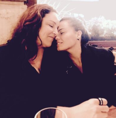 Letícia Lima ao lado da namorada
(Foto: Reprodução)