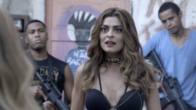 Carine está sendo escoltada (Foto: TV Globo)