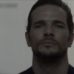 Vitor (Daniel de Oliveira) em cena de "Os Dias Eram Assim"
(Foto: Reprodução/Globo)