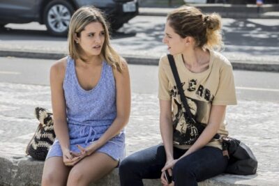 Simone é prima de Ivana na novela (Foto: Fábio Rocha / Gshow)