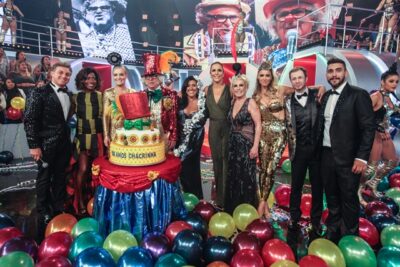 Jurados e Ivete Sangalo festejam os cem anos do Chacrinha no palco
(Foto: Globo/Pedro Curi)