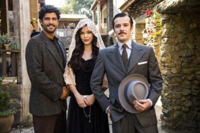 Inácio (Bruno Cabrerizo), Maria Vitória (Vitória Strada) e Fernão (Jayme Matarazzo) em 'Tempo de Amar'
(Foto: Globo/João Miguel Júnior)