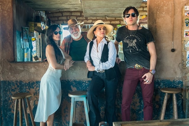 Clara (Bianca Bin), Josafá (Lima Duarte), Sophia (Marieta Severo) e Gael (Sergio Guizé) (Foto: Globo/Raquel Cunha)