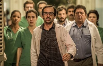 Evandro (Julio Andrade) e Carolina (Marjorie Estiano) com a equipe médica de Sob Pressão
(Foto: Globo/Mauricio Fidalgo)