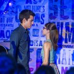 Guto (Bruno Gadiol) e Benê (Daphne Bozaski) cantam na Balada Cultural
(Foto: Globo/Estevam Avellar)