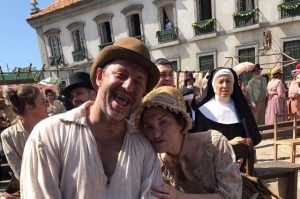 Alessandro Marson e Thereza Falcão, autores de ‘Novo mundo’ caracterizados (Foto: Divulgação)