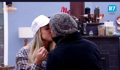 Monick e Yuri se beijam (Foto: Reprodução)