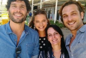 A autora Paula Richard com atores da Record (Foto: Reprodução)