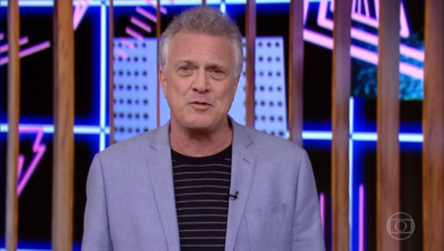 O apresentador Pedro Bial em seu talk show na Globo
(Foto: Reprodução/Globo)