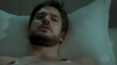 Zeca (Marco Pigossi) em cena de 