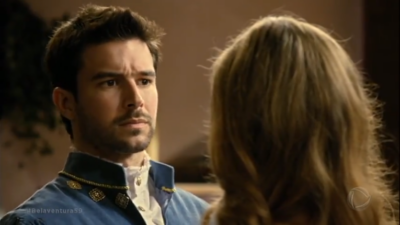 Enrico (Bernardo Velasco) e Pietra (Rayanne Morais) em cena de 