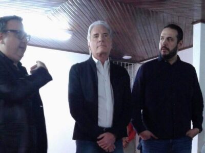 Roberto Justus ao lado da direção de 