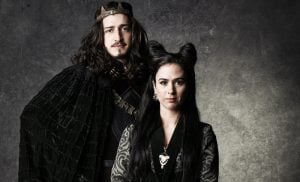 Rodolfo (Johnny Massaro) e Lucrécia (Tatá Werneck) em "Deus Salve o Rei" (Foto: Globo/Sergio Zalis)