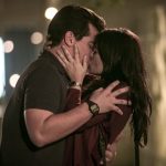 O casal se rede a paixão na novela "Pega Pega" (Foto: Reprodução/Gshow)