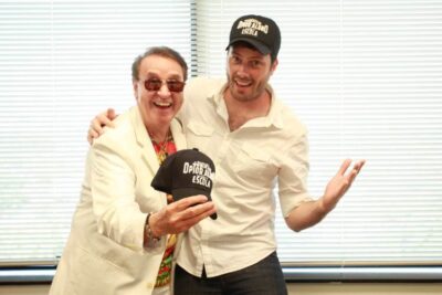 Danilo Gentili com Carlos Villagrán, o Quico (Foto: Divulgação)
