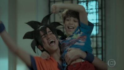 Yuri (Drico Alves) e Dedé (João Bravo) em cena de 