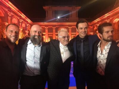 O autor Walcyr Carrasco comemora estreia com elenco. (Foto: Reprodução/Instagram)