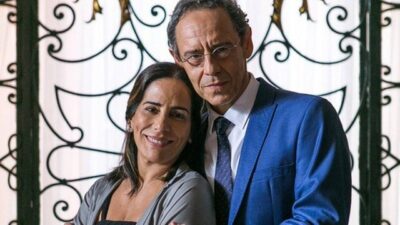 Beth (Gloria Pires) vai ser encostada na parede pelo marido Henrique (Emílio de Mello) em O Outro Lado do Paraíso. (Foto: Divulgação/Globo)