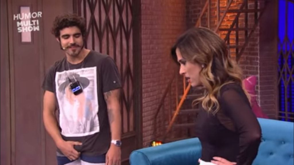 Caio Castro de cueca no palco do talk show. (Foto: Reprodução)
