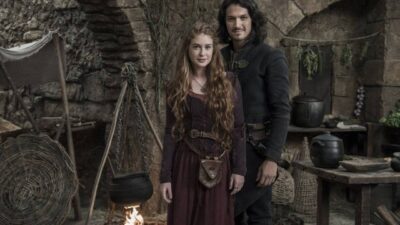 Amália (Marina Ruy Barbosa) e Afonso (Rômulo Estrela) em Deus Salve o Rei
(Foto: Globo/Cesar Alves)