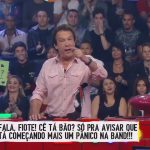 O apresentador Emílio Surita no comando do programa "Pânico" do último domingo, 22. (Foto: Reprodução/Band)