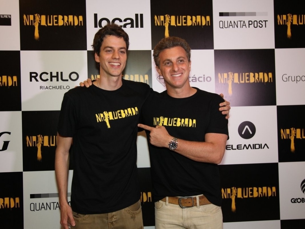 Luciano Huck posa com Angélica e o irmão, Fernando Andrade (Foto: Marcello Sá Barretto/AgNews)