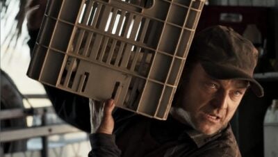 Jonas usa explosivos para procurar pedras preciosas (Foto: TV Globo)