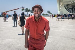 Lázaro Ramos grava na Praça Mauá, no Rio (Foto: Globo/Raquel Cunha)