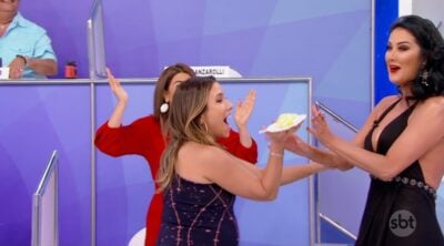 Helen Ganzarolli leva bolo na cara de Patricia Abravanel. (Foto: Reprodução)