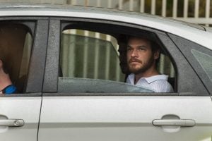 O bandido é levado para delegacia (Foto: César Alves/Globo)