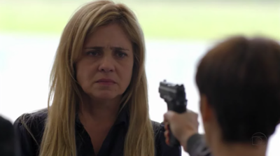 Nina (Débora Falabella) aponta arma para Carminha (Adriana Esteves) no último capítulo de 