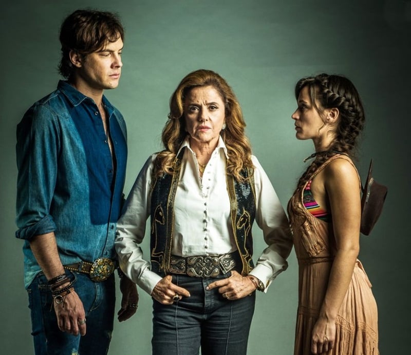 trio de atores caracterizados como personagens da novela O Outro Lado do Paraíso