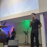 Yudi compartilha fotos de seu batizado em igreja evangélica
