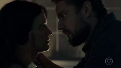 Clara (Bianca Bin) e Renato (Rafael Cardoso) em cena de O Outro Lado do Paraíso
(Foto: Reprodução/Globo)