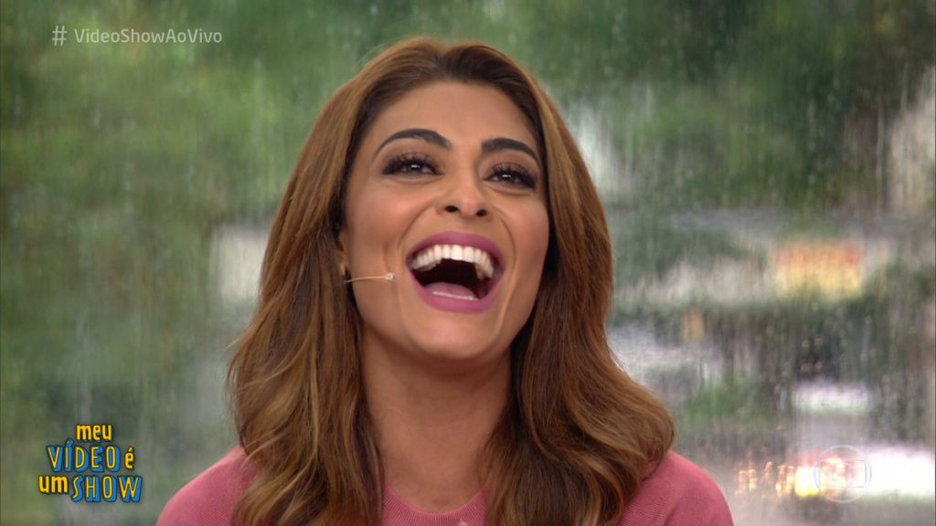 Atriz global, Juliana Paes sorridente em programa de televisão